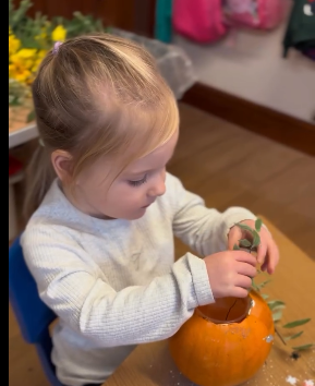 This afternoon the wise owl children at Toftwood have been lucky enough to be joined by @whimsicalandwildflorist to create some beautiful pumpkin flower arrangements! The children loved creating these beautiful pumpkin flower arrangements! Using small pumpkins as vases, they explored colours, textures, and scents while developing their fine motor skills and creativity. We talked about autumn and how pumpkins and flowers grow during this season. The children were very proud of their colourful arrangements — perfect for brightening up our classroom or their homes