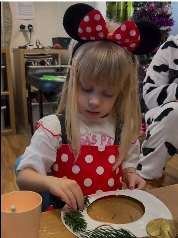 This morning in Barn Owls Scarning the children enjoyed another wonderful visit from Whimsical and Wild Florist who supported the children in making their own Christmas wreath! The children demonstrated fantastic engagement with this activity and loved thinking about where to place each piece of foliage! The children loved seeing their finished artwork and are so excited to take these home!